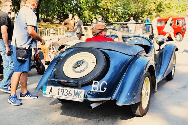 Vozilo se 50 krugova na stazi dužine 2794 metara. Lang i Fon Brauhič su vozili Mercedesova kola, a Miler i Nuvolari Auto Uniona (današnji Audi). Pobedio je Italijan Nuvolari ispred Nemaca Fon Brauhiča (koji je vodio dok nije doživeo peh sa motorom, i Milera. Evropski prvak Lang nije uspeo da završi trku. - Sputnik Srbija