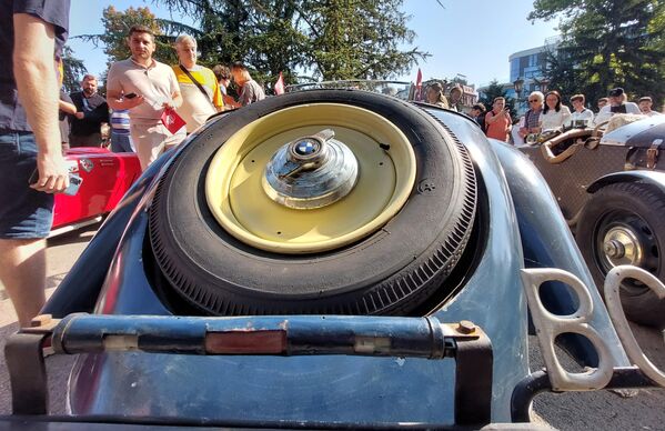 Manifestacija je privukla veliki broj ljubitelja automobilizma, ali je taj broj zanemarljiv u odnosu na nekoliko desetina hiljada Beograđana koji su pre 85. godina od ranog jutra hrlili na Kalemgdan da bi uživo videli tadašnje zvezde auto trka - Sputnik Srbija