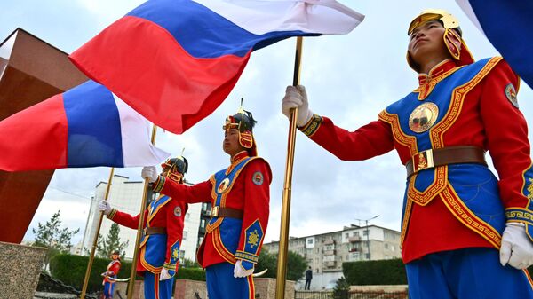 Припадници монголске почасне гарде држе заставе Русије током званичне посете руског председника Владимира Путина Монголији - Sputnik Србија