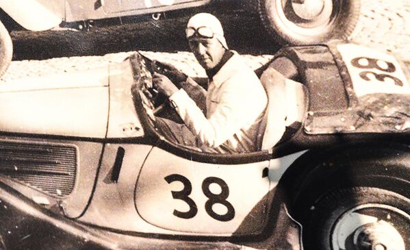 Bugarski vozač Dimitar Sokolov jadan je od učesnika trka koje su vožene pre glavne. Sokolov je u automobilu BMV 319/1, proizvedenom 1935. godine učestvovao VII trci- sportska kola do 2100 ccm. - Sputnik Srbija