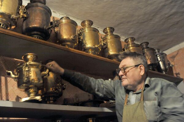 Restauracija samovara u radionici u gradu Tambovu. - Sputnik Srbija