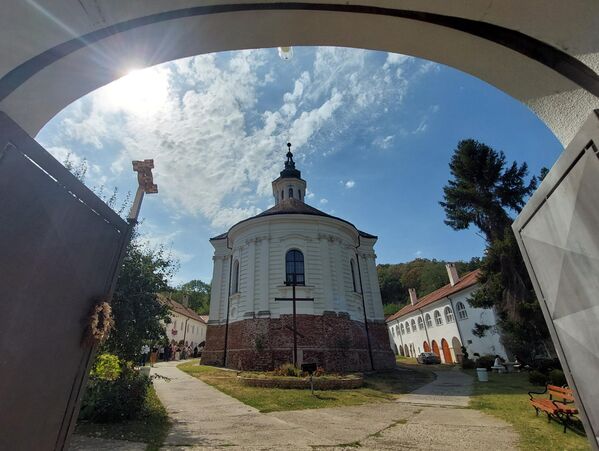 По многим легендама Фрушка гора је била свето место за Србе још у доба Немањића. Сматра се да је краљ Драгутин, у периоду када је владао као “краљ Срема” свој утицај на овим просторима учвршћивао зидањем већег броја манастира  - Sputnik Србија