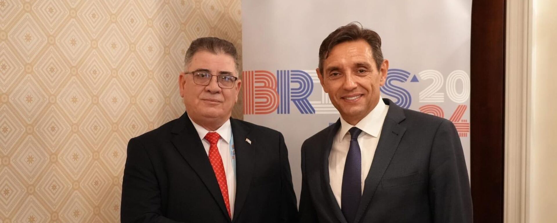 Potpredsednik Vlade Srbije Aleksandar Vulin sastao se danas u Sankt Peterburgu sa ministrom unutrašnjih poslova Republike Kube Alvarez Kazas Lazaro Albertom - Sputnik Srbija, 1920, 10.09.2024