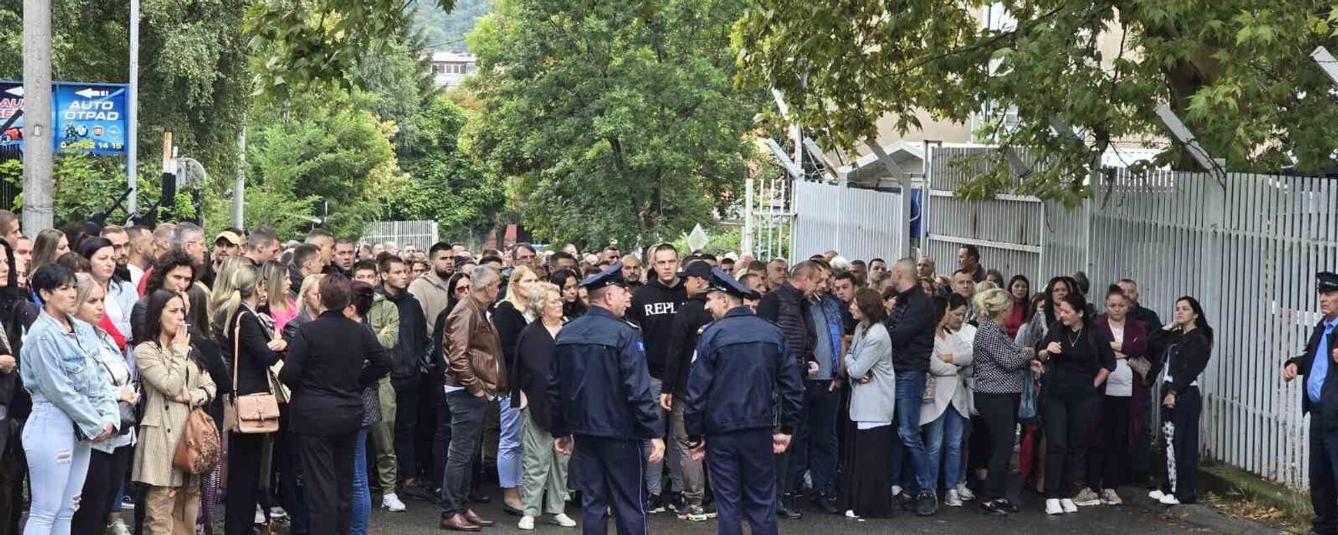 Protest porodica uhapšenih srpskih mladića u Kosovskoj Mitrovici - Sputnik Srbija, 1920, 11.09.2024