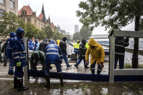 Радници су поставили  мобилне противпоплавне зидове на обали Дунава у Братислави. - Sputnik Србија