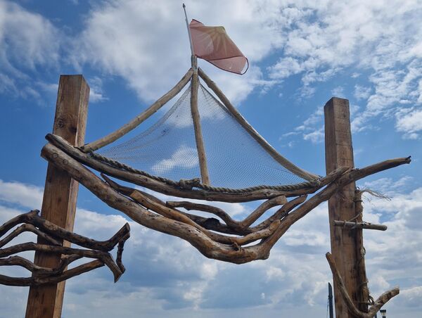 Prema legendi koja se očuvala do današnjih dana, devojka po imenu Dojranka, koja je živela u blizini današnjeg jezera, bila je poznata po svojoj izuzetnoj lepoti.Jedan turski beg se zaljubio u nju, ali ona nije želela da pođe za njega. Bežeći od njega, Dojranka se bacila u izvor vode koji je postojao na mestu današnjeg jezera. Kako bi je zaštitio, izvor je poplavio celo područje i tako je nastalo Dojransko jezero. - Sputnik Srbija