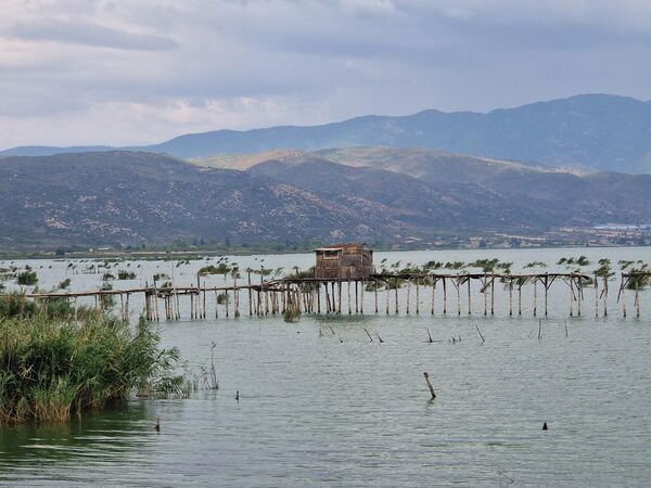 Na severu je jezero ograđeno Belasicom i Boska planinom, a pored zapadne obale nalaze se dva ribarska naselja Stari i Novi Dojran - Sputnik Srbija