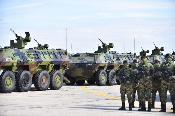 Уследио је десант групе хеликоптера ми-17 са припадницима специјалних снага, који се спуштају конопцима. - Sputnik Србија