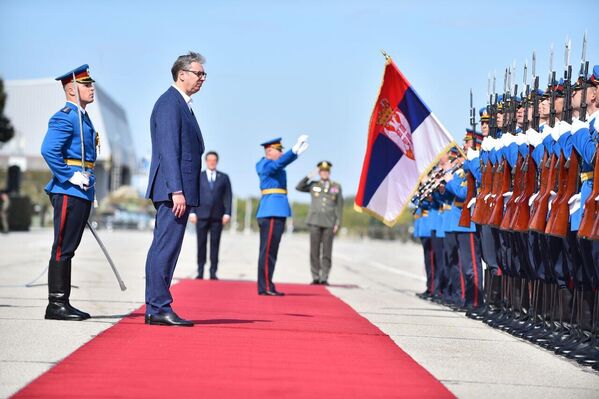 Kapetan prve klase počasnog stroja Garde Ilija Joksimović, posle intoniranja himne Bože pravde, predao je raport predsedniku Srbije Aleksandru Vučiću u prisustvu ministra odbrane Bratislava Gašića i načelnika Generalštaba generala Milana Mojsilovića. - Sputnik Srbija