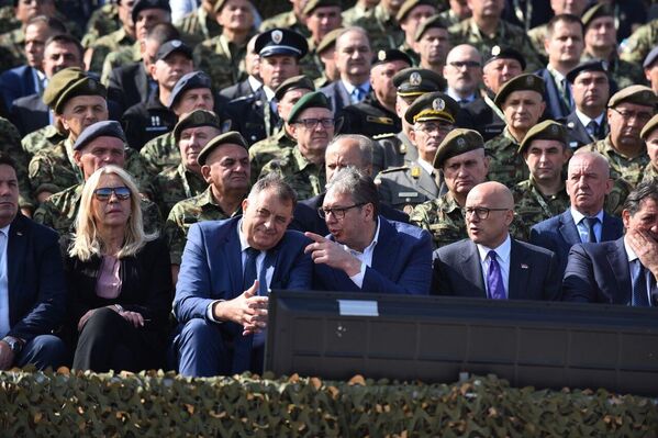 U defileu je učestvovao ešalon pešadijskih jedinica, među kojima su pripadnici 72. brigade za specijalne operacije, 63. padobranske brigade, odreda Kobri, izviđačkih četa, zatim pripadnici Prve, Druge, Treće i Četvrte brigade, kao i Komande za obuku. - Sputnik Srbija