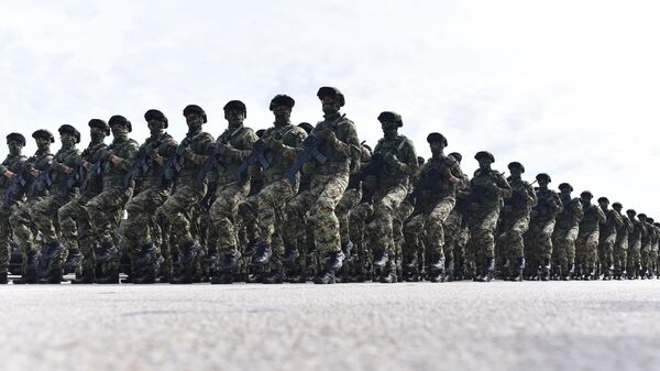  Defilovali su ešeloni pešadijskih jedinica, među kojima su pripadnici 72. brigade za specijalne operacije, 63. padobranske brigade, odreda Kobri, izviđačkih četa, zatim pripadnici Prve, Druge, Treće i Četvrte brigade, kao i Komande za obuku. - Sputnik Srbija