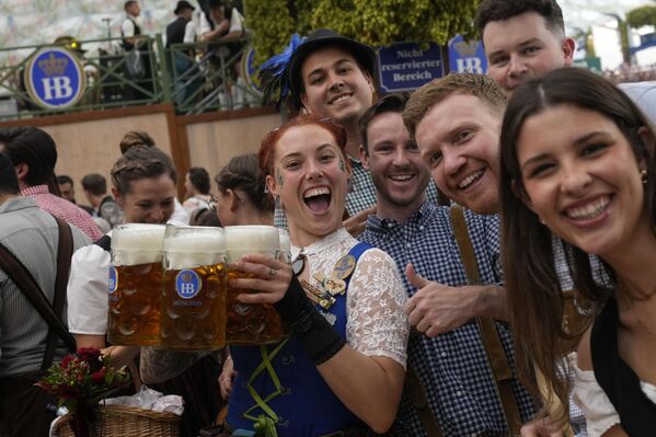 Kada je reč o ceni piva na ovogodišnjem Oktoberfestu, ona se kreće od 13.60 do 15.30 evra, zbog čega pojedini posetioci negoduju - Sputnik Srbija