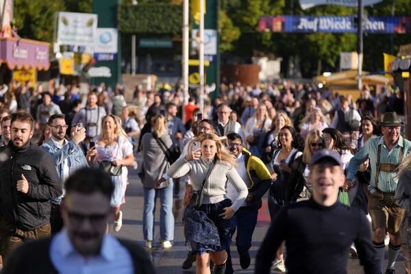 Prvi put će oko 40 ručnih detektora metala biti korišćeno nasumično tokom inspekcija, najavio je direktor popularnog festivala Klemens Baumgertner. - Sputnik Srbija