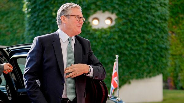 Премьер-министр Великобритании Кир Стармер прибывает на встречу с канцлером Германии (28 августа 2024). Берлин - Sputnik Србија