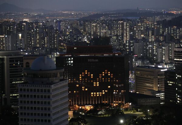 Osvetljene sobe u hotelu Milenijum Hilton prikazuju oblik smajlija kako bi ljudima poslali poruke nade usred izbijanja korona virusa u Seulu, Južna Koreja, 26. april 2020. - Sputnik Srbija