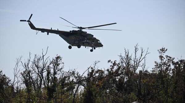 Helikopter tokom juriša na ukrajinska uporišta u zoni specijalne vojne operacije - Sputnik Srbija