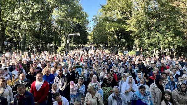 Nedeljom i praznicima služe dve Svete Liturgije, zbog velikog broja vernika, dođe i po hiljadu ljudi. - Sputnik Srbija