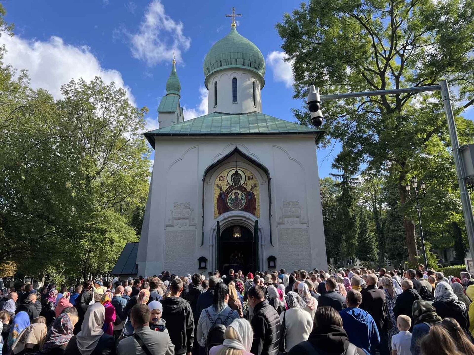 U kripti crkve su kosti 130 Srba pomrlih u logorima Austrougarske od 1914 do 1918. ali i relikvija, krvava košulja kralja Aleksandra, pokrovitelja pravoslavlja u Češkoj, koju je nosio tokom atentata u Marselju.  - Sputnik Srbija, 1920, 30.09.2024