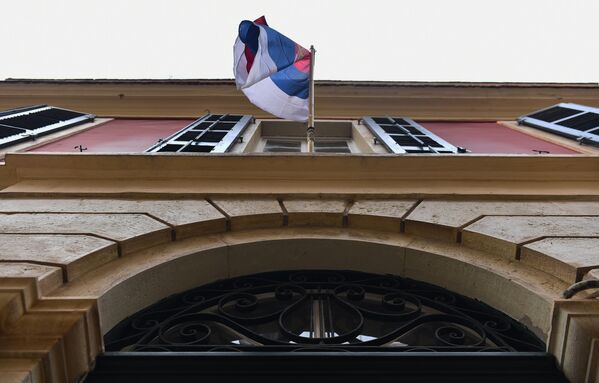 U samom centru grada smešten je muzej koji čuva spomen na stradanje srpskih ratnika simboličnog naziva Srpska kuća. Muzejska postavka sadrži mnogobrojne fotografije, dokumenta i eksponate kojima se ilustruje period Prvog svetskog rata odbrane Srbije 1915., stradanja srpske vojske tokom povlačenja preko Albanije i prihvata na Krfu, pa sve do odlaska vojske sa Krfa 1916. - Sputnik Srbija