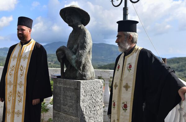 Grčki i srpski sveštenik kraj spomen biste grčkom seljaku Janisu Janulisu koji je poklonio svoju njivu kako bi na njoj bilo sahranjeno 560 vojnika Drinske divizije. Iz zahvalnosti prema grčkom seljaku koji je sa srpskim vojnikom delio sve što je imao, u centru Agios Mateosa, postavljen je spomenik ovom velikom dobrotvoru i prijatelju srpskog naroda  - Sputnik Srbija