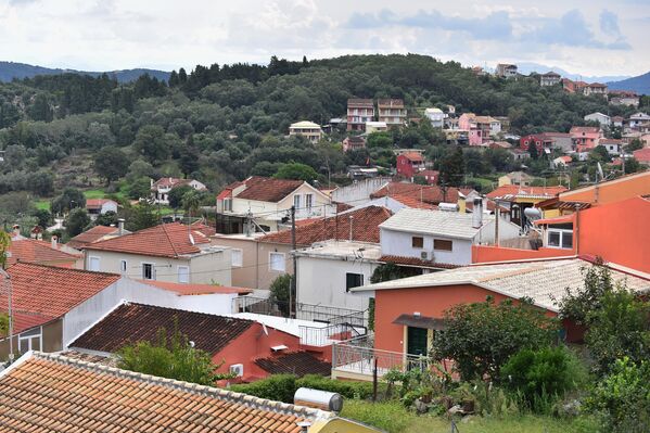 Srpski vojnici bili su raspoređeni po logorima koji su bili pretežno organizovani duž istočne strane ostrva. Bili su u Guviji, Moraitici, Kato Korakijani, Agios Mateosu. Pozdravima Kali ora, stratioti serviko (U dobar čas, srpski vojnici) – neka vas Bog poživi, dobri Srbi, ispratili su Grci srpske vojnike na Solunski front u proleće 1916. godine - Sputnik Srbija