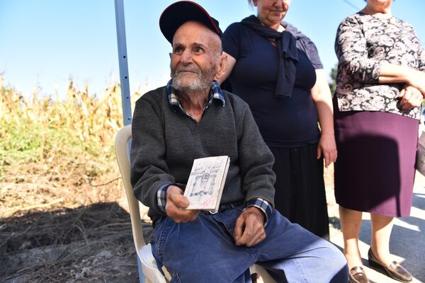 Као што су некада, са српским војницима комад хлеба и парче сира делили, тако се и данас гостопримство локалних Грка осети на сваком кораку. Српску делегацију у селу Егзоплатанос,(поред великог броја мештана и ђака) дочекао је и овај 94-годишњи дека који је у својим старачким рукама држао нацрт ограде за  споменик српским војницима у том селу - Sputnik Србија