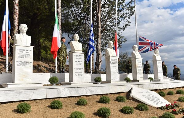 Biste premijera zemalja saveznica iz Velikog rata: Grka Elefteriosa Venizeliosa, Srbina Nikole Pašića, Francuza Aristida Brijana, Britanca Dejvida Lorda Džordža i Italijana Vitorio Emanuele Orlandada postavljene su u  Polikastru. Parcelu za ovo spomen-obeležje darivao je 1975. godine, Grk Hristos Karafodoros - Sputnik Srbija