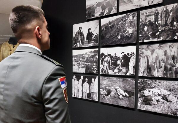 Kadet Vojne akademije ispred potresnih fotografija koje su deo postavke. Sva patnja i stradanje naših predaka tokom povlačenja preko Albanije, dokumentovana kroz retke fotografije koje su ovekovečili ondašnji ratni fotografi, nikoga ne ostavlja ravnodušnim - Sputnik Srbija