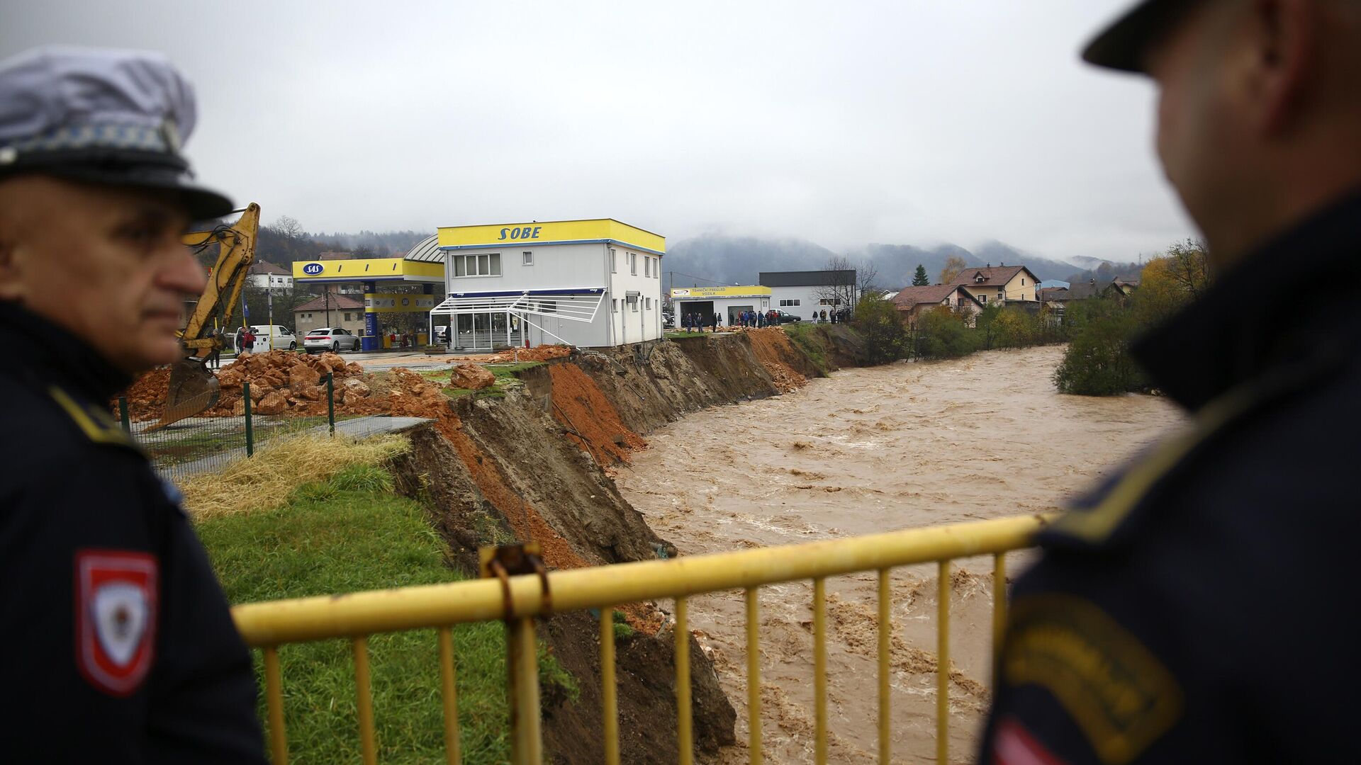 Poplave na jugu BiH Putevi blokirani, ima prijava o nestalima i