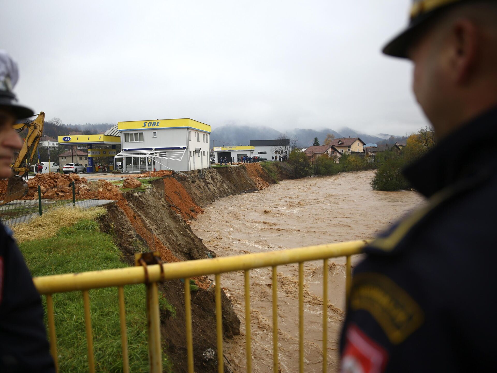 Poplave na jugu BiH Putevi blokirani, ima prijava o nestalima i