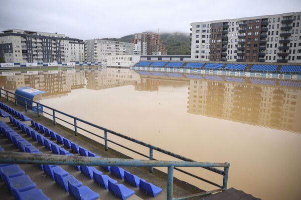 Vlada HNK upozorila je građane da ne kreću na put ka Jablanici i Mostaru. U selu Donja Jablanica na džamiji se vidi samo munara. Put prema Blidinju od Jablanice u potpunosti je uništen zbog katastrofalnih poplava. - Sputnik Srbija