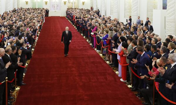 Predsednik Rusije Vladimir Putin pre ceremonije inauguracije u Kremlju. - Sputnik Srbija