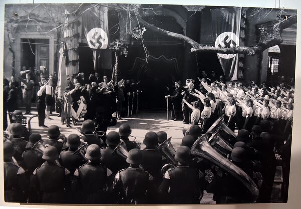 Postavku izložbe čine eksponati istorijske zbirke Muzeja, dok su dokumenti pozajmljeni iz Istorijskog arhiva, a fotografije su iz zbirki Muzeja, Arhiva i Zavoda za zaštitu spomenika kulture. - Sputnik Srbija