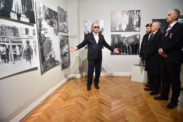 Najveći deo izložbe čine autentične dokumentarne fotografije uveličanih formata iz Drugog svetskog rata snimljene u Pančevu. Na njima su prikazani streljanje i vešanje u centru grada, prvi logor u Banatu koji se nalazio u zgradi Svilare, ljudi koji su stradali tokom okupacije kao članovi Pokreta otpora kao i veliki broj fotografija oficira i vojnika Crvene armije - Sputnik Srbija