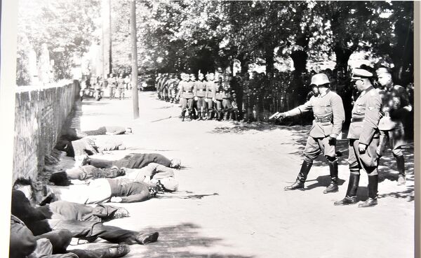 Već sutradan, 21. aprila uhapšeno oko 100 ljudi, od kojih je 36. njih osuđeno na smrt. Četiri osobe su streljane tog dana, dok je sutradan, 22. aprila 1941. godine, obešeno 18, a streljano 14 ljudi. Egzekucije su izvršene na Starom pravoslavnom groblju, a porodice žrtava su bile prinuđene da dođu na groblje i posmatraju pogubljenje - Sputnik Srbija