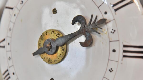 Primerak sata Muzeja nauke i tehnike, poreklom iz Francuske, prepoznatljiv je po specifičnosti ovih satova - ima samo jednu kazaljku koja pokazuje sate. Fenjer satovi su vreme prikazivali sa greškom od oko 15 minuta dnevno - Sputnik Srbija