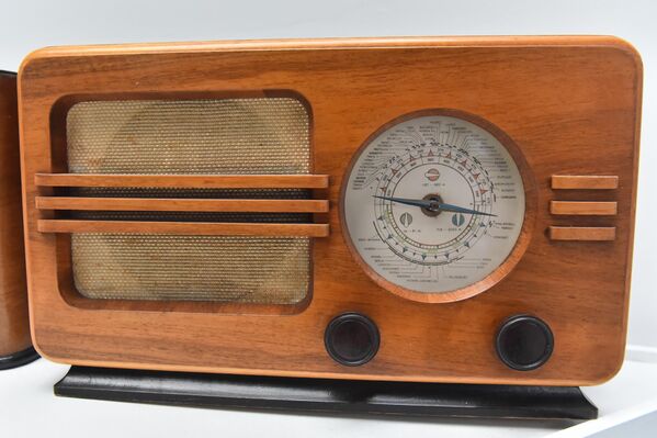 Radio prijemnik Kosmaj 49 iz 1949. godine. Model „Kosmaj 49“ koji je proizveden 1949. godine, bio je baziran na Filipsovom BX373A modelu. Radio Industrija Nikola Tesla bila je prvi jugoslovenski proizvođač radio uređaja posle Drugog svetskog rata. Prvi model „Kosmaj 47“ proizveden je 1947. godine. To je ujedno bio i prvi narodni radio prijemnik, koji je po ceni bio znatno pristupačniji od modela iz uvoza.  - Sputnik Srbija