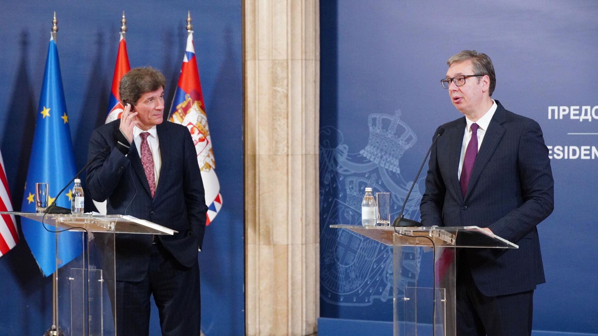 Predsednik Srbije Aleksandar Vučić sa podsekretarom SAD za ekonomski rast, energetiku i životnu sredinu Hozeom Fernandezom. Predsednik Srbije Aleksandar Vučić sa podsekretarom SAD za ekonomski rast, energetiku i životnu sredinu Hozeom Fernandezom. - Sputnik Srbija, 1920, 10.10.2024