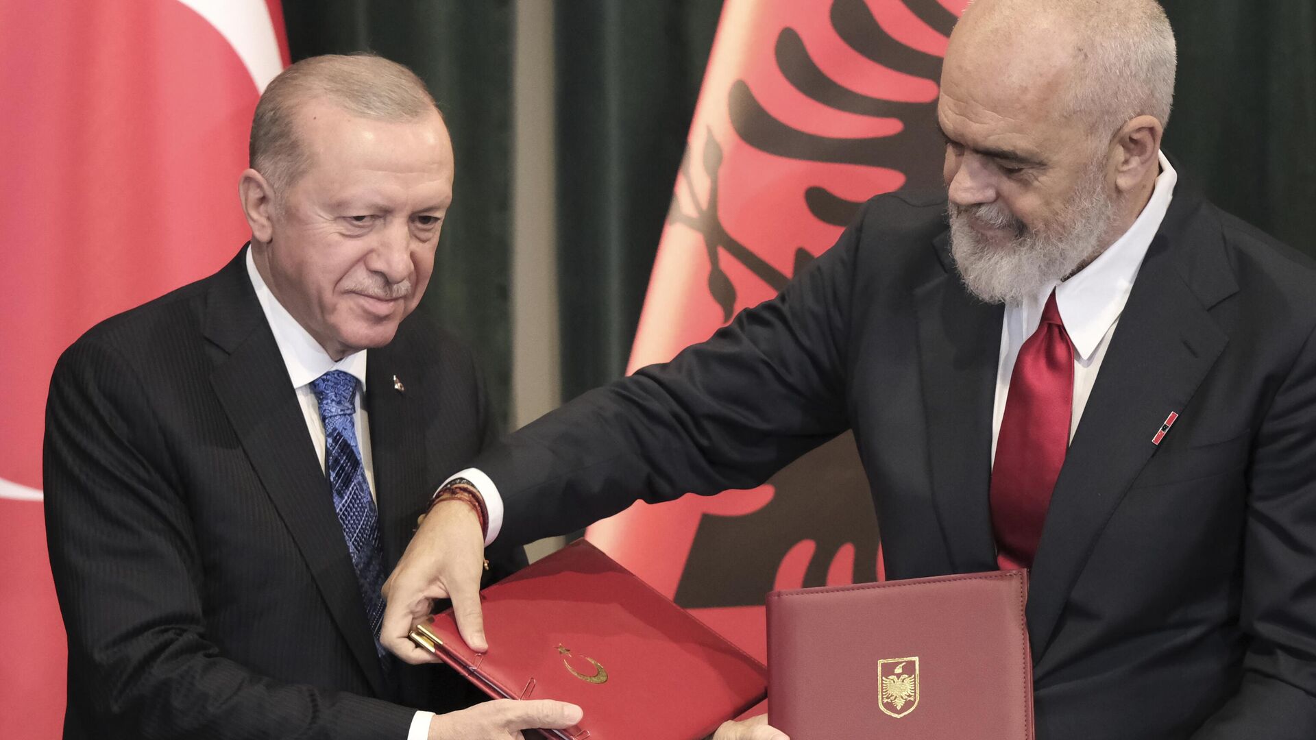 Redžep Tajip Erdogan i Edi Rama posle potpisivanja bilateralnih sporazuma u Tirani. - Sputnik Srbija, 1920, 10.10.2024