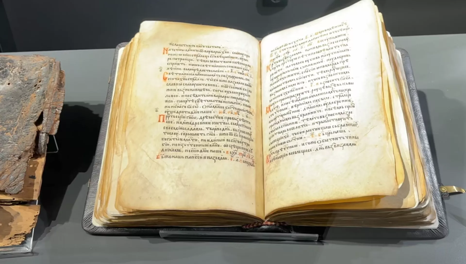 Житомислић чува више вредних књига, а две су поклон руског цара Петра Великог - Sputnik Србија, 1920, 10.10.2024