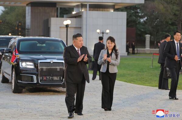 Novinska agencija KCNA objavila je snimak na kojem se vidi da Kim dolazi na proslavu povodom godišnjice Radničke partije sa ćerkom, dok se u pozadini vidi ruska limuzina, što je verovatno jedan od automobila koje je ruski predsednik Vladimir Putin poklonio Kimu. - Sputnik Srbija