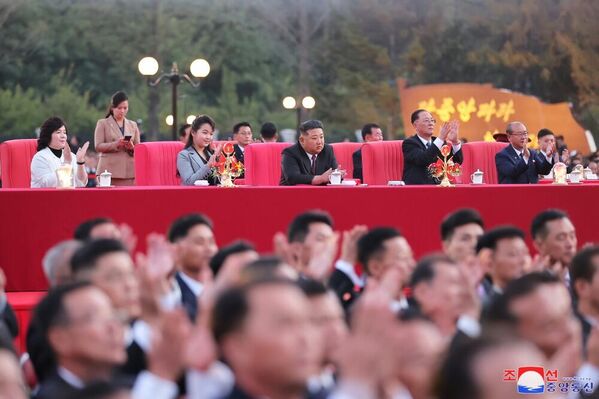 KCNA je objavila u četvrtak da je Centralni komitet Komunističke partije Kine poslao korpu sa cvećem povodom godišnjice Radničke partije Koreje. - Sputnik Srbija