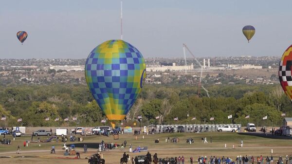 Balon na topao vazduh udario u toranj tokom festivala u Albukerkiju i srušio ga. - Sputnik Srbija