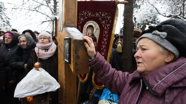 Veruющie, protestuющie protiv lišeniя kanoničeskoй Ukrainskoй pravoslavnoй cerkvi ee nazvaniя, u zdaniя Verhovnoй radы Ukrainы v Kieve - Sputnik Srbija