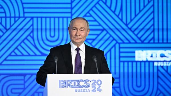 Председник Русије Владимир Путин се обраћа на пленарној седници пословног форума БРИКС-а у Москви - Sputnik Србија