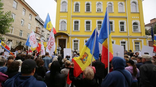 Сторонники и представители оппозиционной в Молдавии партии Шор пикетируют здание Конституционного суда - Sputnik Србија