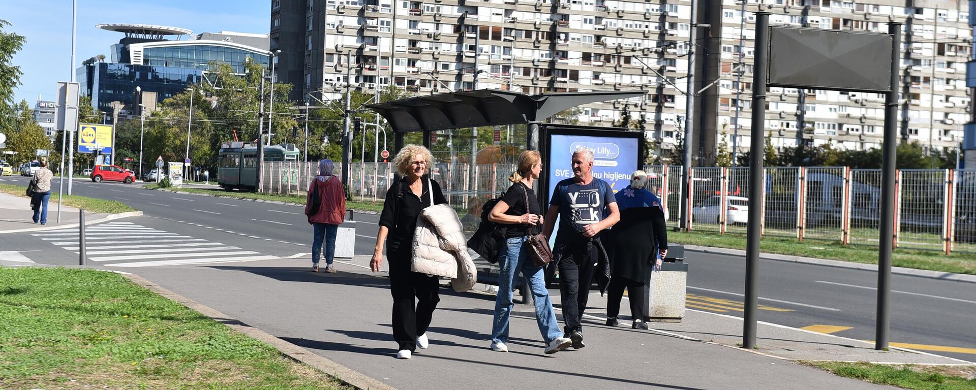 Do nove autobuske stanice, pored sopstvenog prevoza, građani će moći da stignu i tramvajem, autobusom ili BG vozom. U neposrednoj blizini staju tramvaji 7, 9,11 i 13, kao i brojne autobuske linije: 85, 89, 94, 95, 600, E6, a do nove beogradske autobuske stanice brzo ćete doći i ako koristite autobuse gradskog prevoza 60, 60L, 67, 93 i EKO1. - Sputnik Srbija, 1920, 13.03.2025