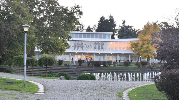 Bačen molotovljev koktel na Kuću cveća, priveden osumnjičeni