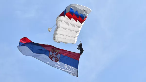Падобранац  63. Падобранске бригаде са заставом Србије - Sputnik Србија