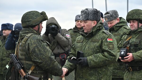 Министар одбране Белорусије Виктор Хрењнин на заједничким војним вежбама Русије и Белорусије - Sputnik Србија